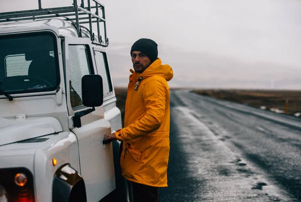 Explorador en el tour icelandés, viajando a través de la discoteca iceland —  Fotos de Stock