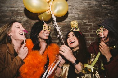 Kutluyor ve having fun club kız grubu. Kavram abou