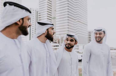 Dubai Caddesi üzerinde konuşurken işadamları grubu