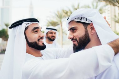 Dubai Caddesi üzerinde konuşurken işadamları grubu