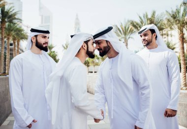 Dubai Caddesi üzerinde konuşurken işadamları grubu