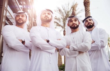 Dubai Caddesi üzerinde konuşurken işadamları grubu