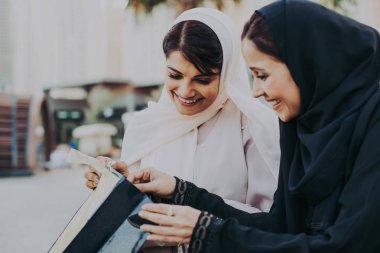İki Arap kız harcama açık yapma activiti vakit