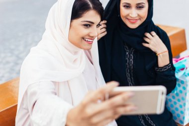 İki Arap kız harcama açık yapma activiti vakit