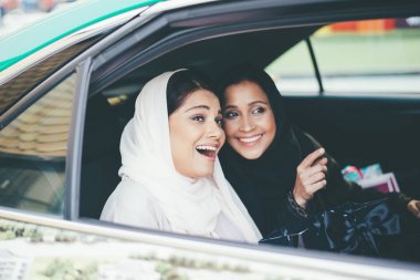 İki Arap kız harcama açık yapma activiti vakit