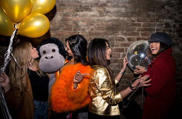 Grupo de chicas celebrando y divirtiéndose en el club. Concepto sobre ti —  Fotos de Stock