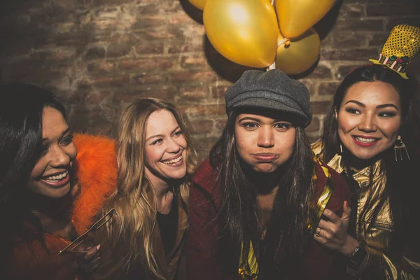 Grupo de meninas comemorando e se divertindo o clube. Conceito abou — Fotografia de Stock