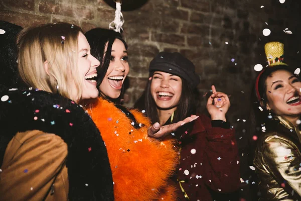 Grupo de meninas comemorando e se divertindo o clube. Conceito abou — Fotografia de Stock