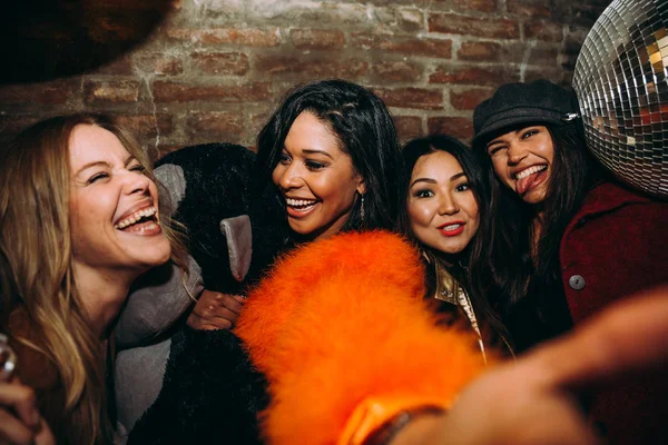 Grupo de chicas celebrando y divirtiéndose en el club. Concepto sobre ti —  Fotos de Stock