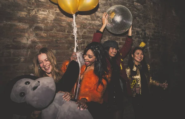 Groep meisjes viert en plezier op de club. Concept abou — Stockfoto