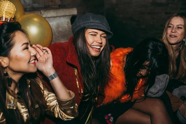 Grupp flickor fira och ha roligt i klubben. Begreppet abou — Stockfoto
