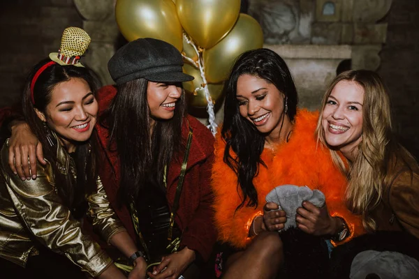 Grupo de chicas celebrando y divirtiéndose en el club. Concepto sobre ti —  Fotos de Stock