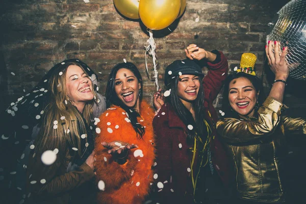 Група дівчат, які святкують і розважаються в клубі. Концепція abou — стокове фото