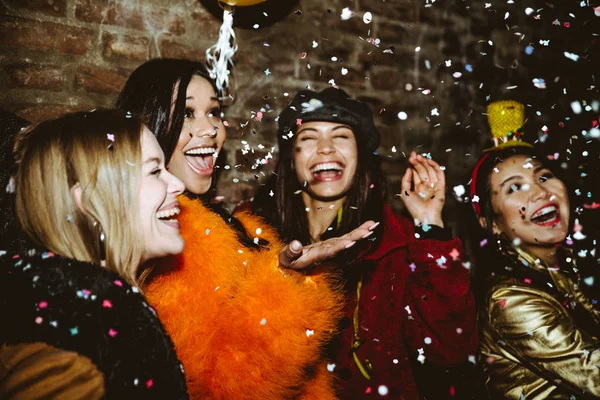 Grupp flickor fira och ha roligt i klubben. Begreppet abou — Stockfoto