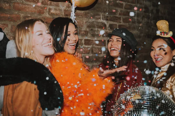 Group of girls celebrating and having fun the club. Concept abou — Stock Photo, Image