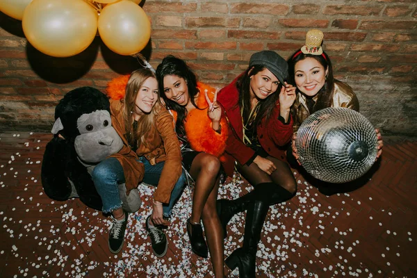 Група дівчат, які святкують і розважаються в клубі . — стокове фото