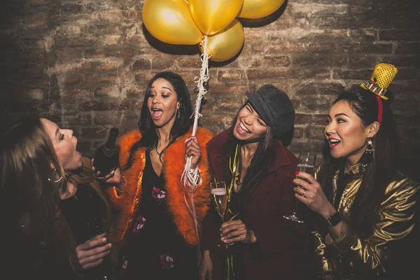 Група дівчат, які святкують і розважаються в клубі . — стокове фото