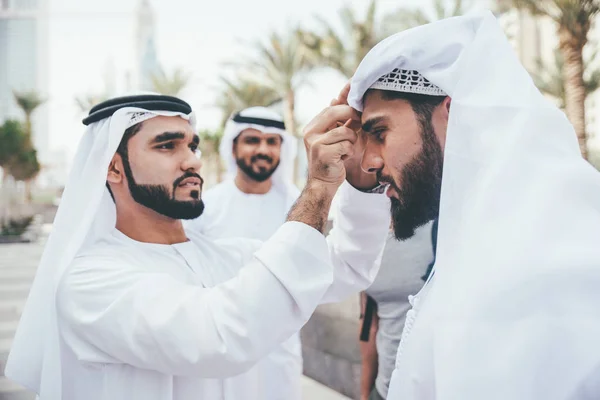 Skupina obchodníků mluvit na ulici v Dubaji — Stock fotografie