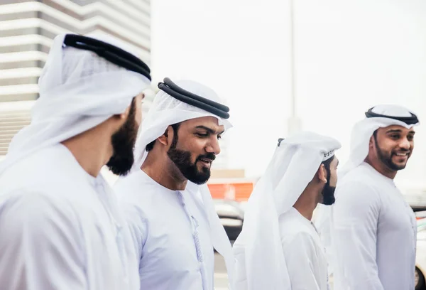 Beszél az utcán, a Dubai üzletemberek csoportja — Stock Fotó