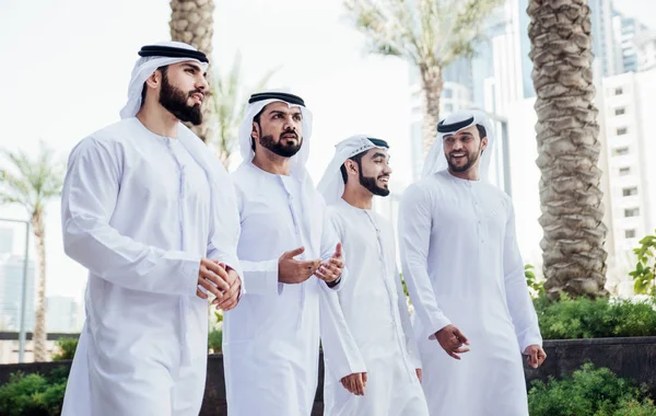 Grupo de empresários conversando na rua em Dubai — Fotografia de Stock