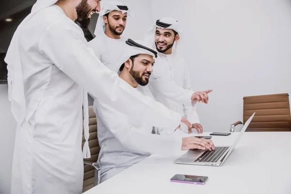 Arabisches Business-Team im Büro — Stockfoto
