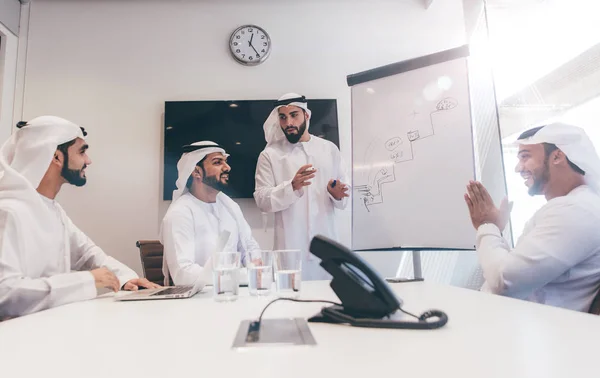 사무실에서 아랍어 비즈니스 팀 — 스톡 사진