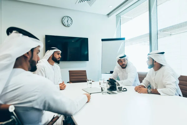 Zespół firmy arabski w biurze — Zdjęcie stockowe