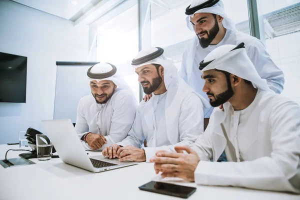 Arabisches Business-Team im Büro — Stockfoto