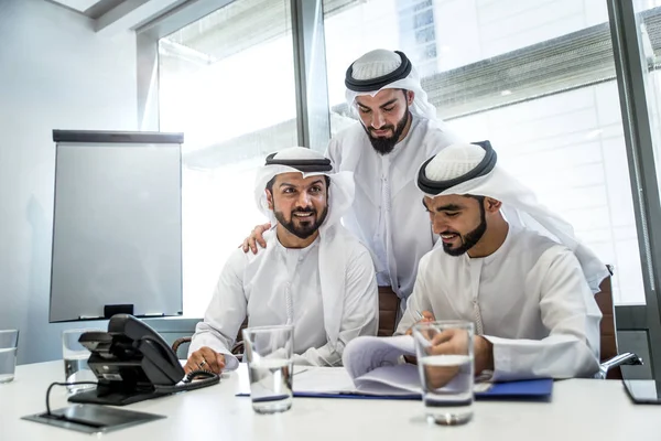 Arabo business team in ufficio — Foto Stock