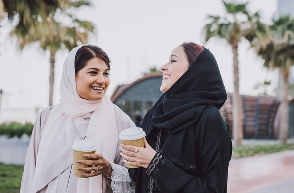 Due ragazze arabe trascorrono del tempo insieme all'aperto facendo activiti — Foto Stock