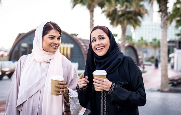 Due ragazze arabe trascorrono del tempo insieme all'aperto facendo activiti — Foto Stock