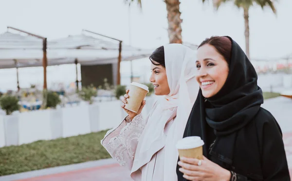 Zwei arabische Mädchen verbringen Zeit miteinander im Freien und machen Aktivistinnen — Stockfoto