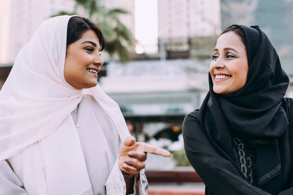 Två arabiska tjejer spendera tid tillsammans utomhus gör verksamheter — Stockfoto