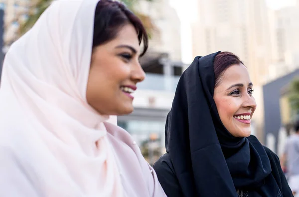 Due ragazze arabe trascorrono del tempo insieme all'aperto facendo activiti — Foto Stock