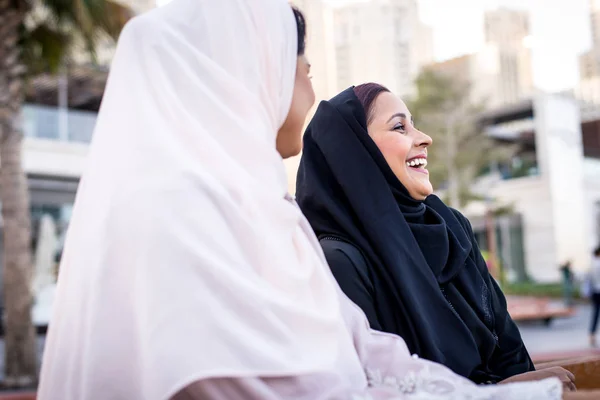 Дві арабські дівчата проводять час на відкритому повітрі роблячи активність — стокове фото