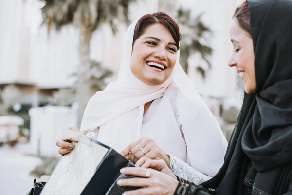 Twee Arabische meisjes uitgaven tijd samen buiten maken activiti — Stockfoto