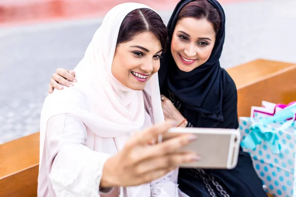Twee Arabische meisjes uitgaven tijd samen buiten maken activiti — Stockfoto