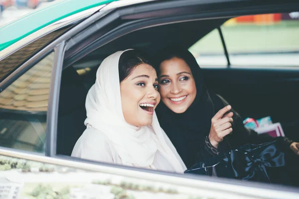 Dos chicas árabes pasando tiempo juntas haciendo actividades al aire libre — Foto de Stock