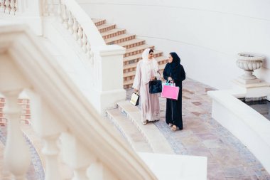 İki Arap kız harcama açık yapma activiti vakit