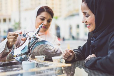 İki Arap kız harcama açık yapma activiti vakit