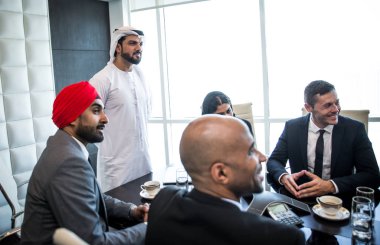 Karışık iş takım gelecekteki iş planları üzerinde anlaşmaları yapma. 