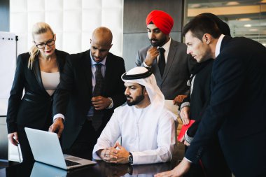 Karışık iş takım gelecekteki iş planları üzerinde anlaşmaları yapma. 