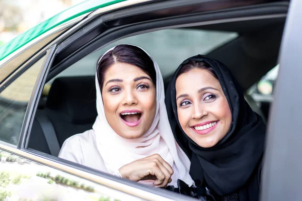 Dos chicas árabes pasando tiempo juntas haciendo actividades al aire libre — Foto de Stock