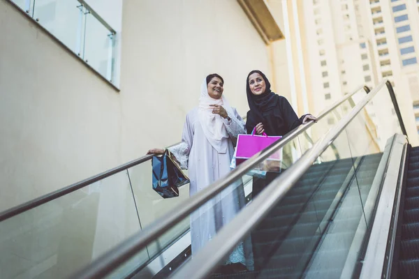 Twee Arabische meisjes uitgaven tijd samen buiten maken activiti — Stockfoto