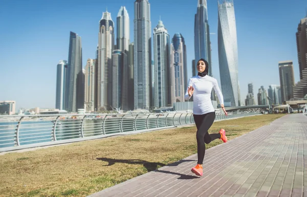 Corredor mulher árabe, fazendo alguma corrida urbana — Fotografia de Stock