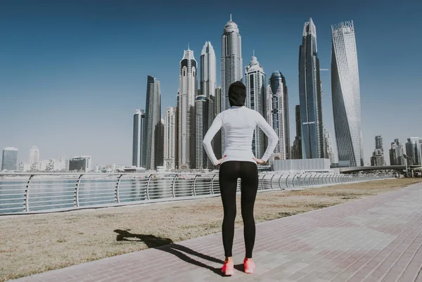 Mujer árabe corredora, haciendo un poco de carrera urbana — Foto de Stock