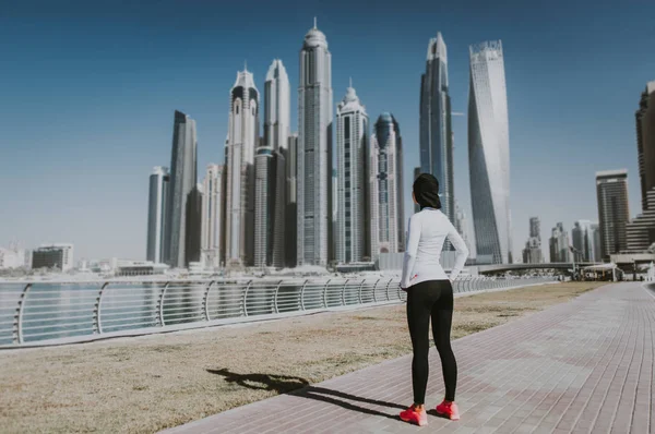 Mujer árabe corredora, haciendo un poco de carrera urbana — Foto de Stock