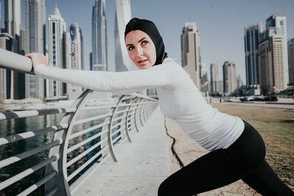 Corredor mulher árabe, fazendo alguma corrida urbana — Fotografia de Stock