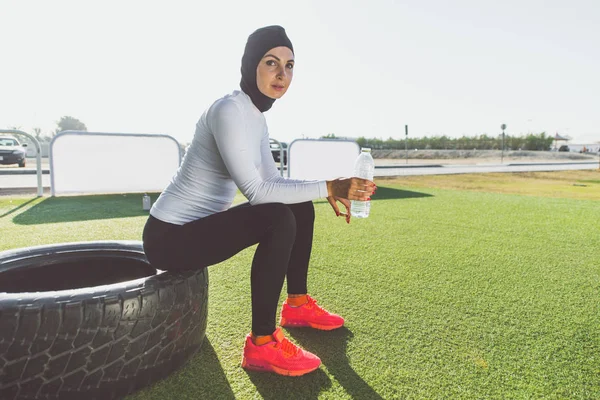 Arabe femme coureuse, faire un peu de course urbaine — Photo