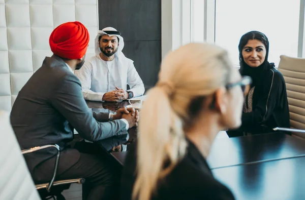 Equipo de negocios mixtos haciendo acuerdos sobre planes de negocio futuros . —  Fotos de Stock